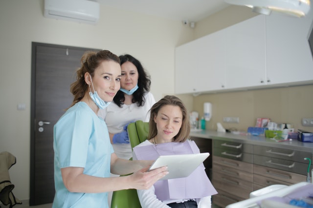 فريق طبي يشرح خطة العلاج لمراجعة